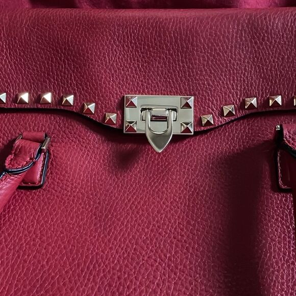 Valentino Garavani Medium Grainy Rockstud Bag - Picture 11 of 11